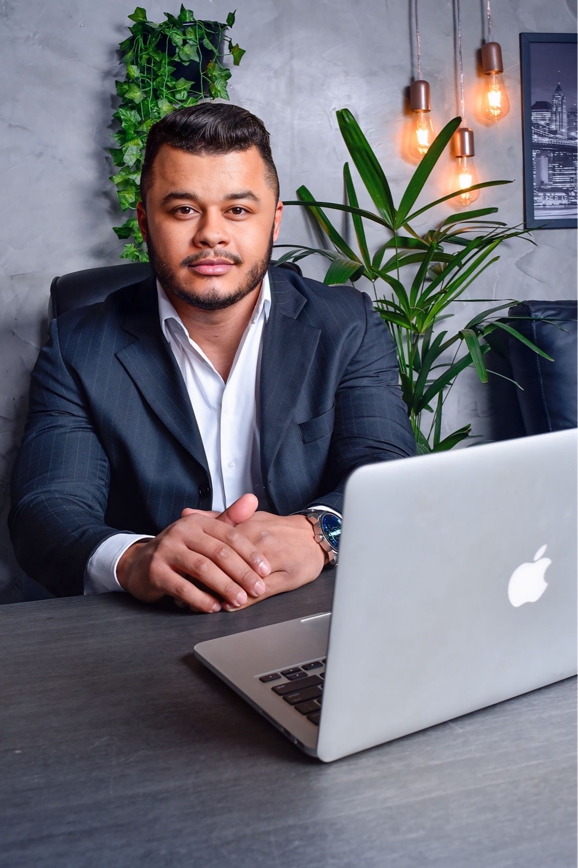 Executiva em escritório corporativo